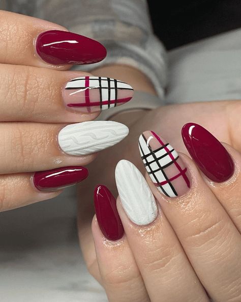 Burberry Nails, Plaid Nail Designs, Plaid Nail Art, Nail Art Noel, Fall Manicure, Plaid Nails, Sweater Nails, Fall Nail Art, Art Halloween