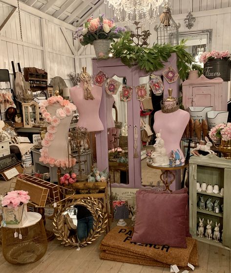 Booth Walls, Antique Booth Displays, Wall Layout, Antique Boutique, Antique Booth Ideas, Merchandising Ideas, Craft Show Booth, Gallery Wall Layout, Antique Booth