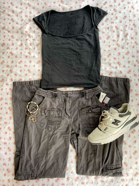 Brandy Cargo Pants Outfit, Grey Cargos Outfit, Kim Cargo Pants Brandy Melville, Fall Outfits New Balance, Grey Cargo Pants Outfit, Kim Cargo Pants, Brandy Melville Cargo Pants, Cargo Pants Grey, New Balance 550s