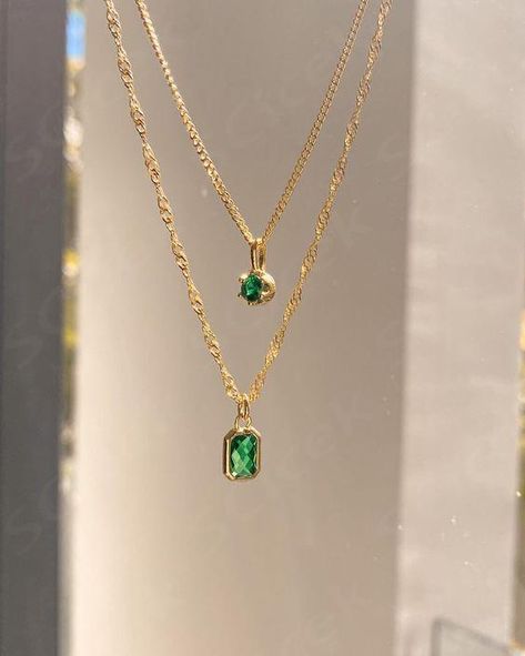 $22,00 Necklaces Green Stone, Gold Necklace With Emerald, Emerald Pendant Set In Gold, Gold Necklace With Green Stone, Gemstone Gold Necklace, Emerald Green And Gold Jewelry, Emerald And Gold Necklace, Gold And Green Necklace, Minimalist Emerald Pendant Necklace