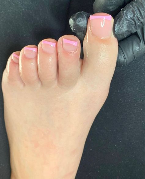 Gel Nails Feet Summer, Colorful French Tip Pedicure, Pink French Tips Pedicure, Pink French Pedicure Ideas, Pedicure French Tip Pink, French Pink Pedicure, Toe Nail Colors French Tip, Pink French Tip Nails Pedicure, French Tio Pedi