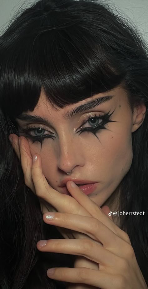 Makeup 2024, Funky Makeup, Punk Makeup, Witch Makeup, Rave Makeup, Graphic Makeup, Graphic Eyeliner, Swag Makeup, Smink Inspiration