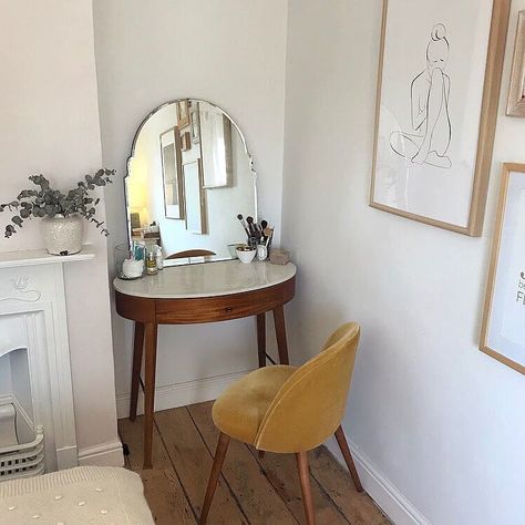 West Elm UK on Instagram: “The Penelope Mini Desk makes for the perfect dresser, especially when paired with this art deco style mirror by @ems_waters 💁‍♀️ Snap it up…” Mini Desk Bedroom, Make Up Table Design Bedrooms, Vanity Decor Aesthetic, Dresser Vanity Bedroom, Mini Dressing Table, Mini Vanity, Desk Vanity, Interior Design Software, Vanity Mirrors