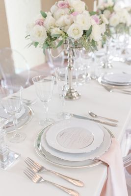 Click to find out just how they brought the timeless silver screen to life in this Silver Pink and Crystal Classic Wedding shoot. Silver Wedding Decorations, White Table Settings, Dreamy Decor, Pink And White Weddings, Wedding Plates, Wedding Pink, Silver Table, Wedding Expo, Classic Table