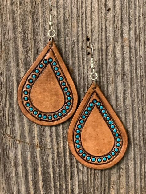 Brown leather teardrop earrings with turquoise highlights and hypoallergenic ear wires. Hand Tooled Leather Earrings, Leather Earrings Ideas, Leather Earrings Diy, Painted Leather Earrings, Turquoise Highlights, Handmade Leather Work, Leather Creations, Leather Jewelry Making, Handmade Leather Jewelry