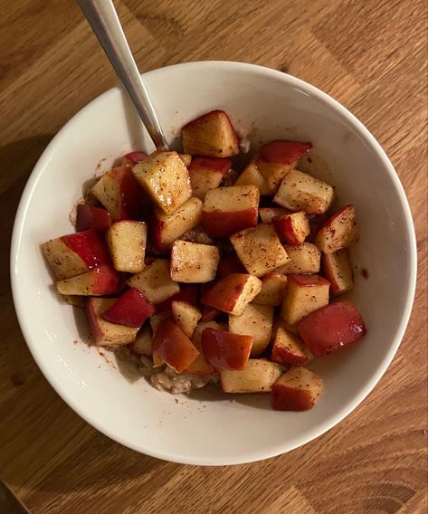 #cinnamon #apple #oatmeal #autumn #fall #aesthetic #halloween #recipe Cinnamon Apple Aesthetic, Autumn Snacks Aesthetic, Apple And Cinnamon Aesthetic, Apple With Cinnamon Aesthetic, Healthy Fall Foods Aesthetic, Autumn Grocery List, Apple Recipes Aesthetic, Fall Food Breakfast, Healthy Fall Meals Aesthetic