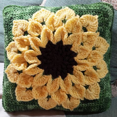 Crochet Sunflower Cushion Pattern, Large Sunflower Granny Square, Crochet Sunflower Pillow Pattern Free, Yellow Yarn Crochet Projects, Sunflower Pillow Crochet, Sunflower Crochet Blanket, Crochet Flower Pillow, Crocheted Sunflower, Beau Crochet