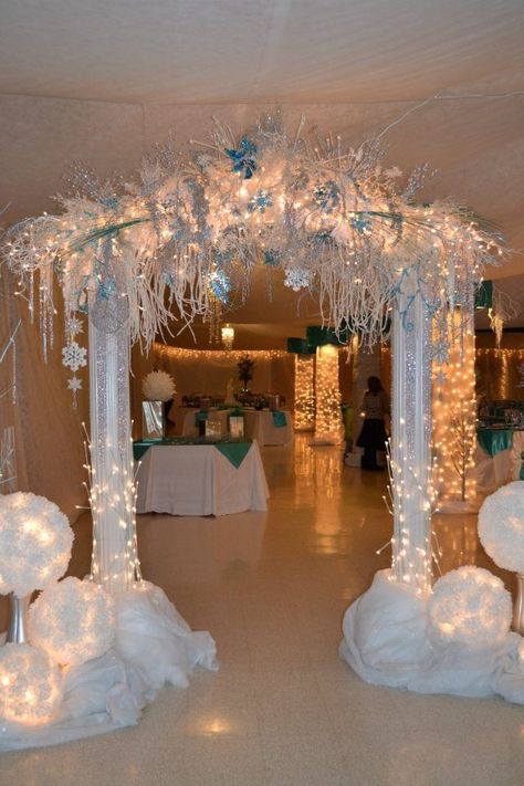 Winter Wonderland Party Decorations Centerpieces, Winter Wonderland Wedding Ceremony, Winter Wonderland Back Drop Ideas, Winter Land Decorations, Winter Wonderland Ideas Decorations, Snow Ball Decor, Winter Wonderland 15 Theme, Winter Wonderland Archway, Winter Wonderland Christmas Party Ideas