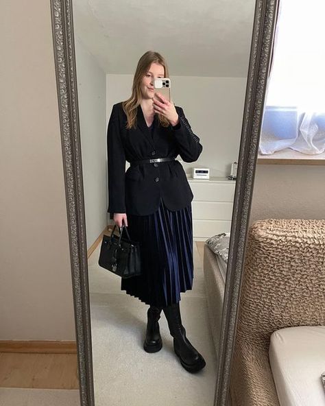 LAURA | Online Fashion Stylist on Instagram: "Love the combo of black and marine navy✨ 💡And guess what? Marine navy is one of the universal neutral colors that suits „everyone“ - but be careful it’s one of the colors that (when it’s not in your color season) looks neither great nor bad. It’s like the Swiss of colors!😂 So it might not enhance your true beauty as much as the perfect colors would but it’s also not showing off discoloration or redness or any other flaw that you might think to have Skirt Outfit Pleated, Outfit Pleated Skirt, Shein Items, Navy Blue Outfit, Outfit Blazer, Midi Skirt Outfit, Classic Outfit, Preppy Outfit, Minimalist Wardrobe