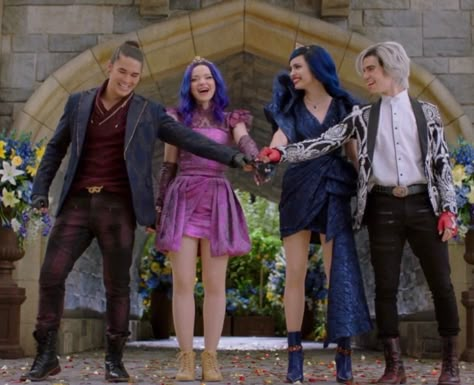 credit to owners, via descendants Vks Descendants, Descendants Screencaps, Descendants Music, Descendants Aesthetic, Descendants Videos, Disney Descendants Characters, Descendants 2015, Descendants Wicked World, Descendants Oc