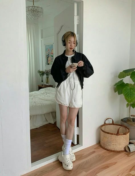 Crocs Ootd Women, Y2k Crocs Outfit, Styling Platform Crocs, Summer Outfits Crocs, Outfits With Platform Crocs, White Crocs Outfit Summer, Korean Crocs Outfit, White Platform Crocs Outfit, Crocs White Outfit