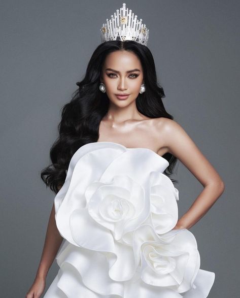 Miss Universe Vietnam, Miss Vietnam, White Flower Dress, Disney Paintings, Miss Korea, New Background Images, Best Face, Miss Universe, New Backgrounds