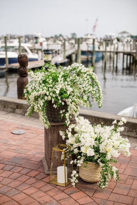 Ceremony Aisle Flowers Outdoor, White Garden Flowers Wedding, Wedding Altar Flowers Outdoor, White Flowers Wedding Ceremony, Planter Wedding Ceremony, Baskets Of Flowers Wedding, Basket Floral Arrangements Wedding, Wedding Planters Outdoor, Potted Plants Wedding Ceremony