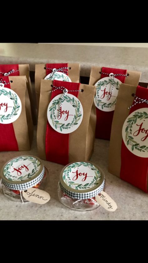 Brown bags and red ribbon Brown Lunch Bag Gift Bag Wrapping Ideas, Kraft Bag Christmas Packaging Ideas, Brown Bag Christmas Wrapping, How To Wrap Christmas Cookies, Christmas Bags Ideas, Christmas Paper Bags Ideas, Cookie Gift Packaging, Christmas Cookies Packaging, Brown Paper Lunch Bags