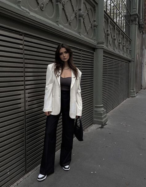 Black Striped Blazer Outfit, White Blazer Black Pants Outfit, White Blazer Black Pants, Striped Blazer Outfit, White Blazer Outfits, Black Pants Outfit, Classy Girl, Blazer Outfit, Black And White Sneakers