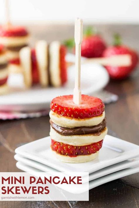 Light and fluffy Mini Pancakes are skewered with layers of juicy strawberries and rich Nutella for a make-ahead brunch recipe that everyone will love. Desert Finger Foods For Party, Pancake Skewers, Halloween Fingerfood, Brunch Pancakes, Make Ahead Brunch Recipes, Make Ahead Brunch, Desert Ideas, Grazing Table, Mini Pancakes