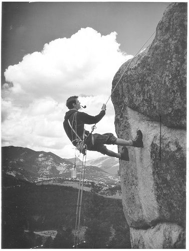 Is he smoking a pipe??? Yeah..!  Healthy...? No. Sherlock Holmes + climbing = well. Bet you never thought of it that way before:) Define Aura, Vintage Mountaineering, Rock Climbing Gear, Climbing Gear, Rock Climbers, Mountain Climbing, Photo Vintage, Rocky Mountain National Park, Press Photo