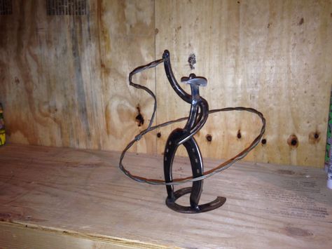 Horseshoe cowboy Horseshoe Cowboy, Horseshoe Ideas, Horseshoe Crafts Projects, Welding Ideas, Horseshoe Projects, Diy Bench Outdoor, Welding Shop, Car Part Furniture, Blacksmith Projects