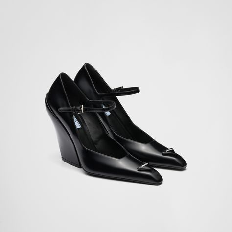 Prada Collection, Classic Pumps, Dream Shoes, Prada Shoes, Black Pumps, Printed Leather, Leather Pumps, Metal Buckles, Online Accessories