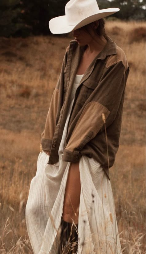 Country Style Aesthetic, Coastal Cowboy Aesthetic Outfits, Boho Shoot Photography, Costal Cowboy Outfit, Boho Western Style Outfits, Coastal Cowboy Outfit, Western Outfit Aesthetic, Costal Cowgirl Outfits, Ranch Photoshoot