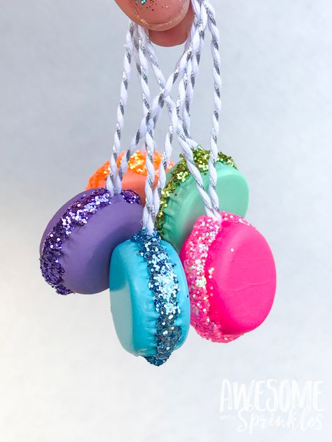 Present Toppers, Candy Christmas Tree, French Macaron, Candy Ornaments, Diy Christmas Tree Ornaments, Candy Theme, Candy Christmas Decorations, Diy Candy, Christmas Gifts For Girls