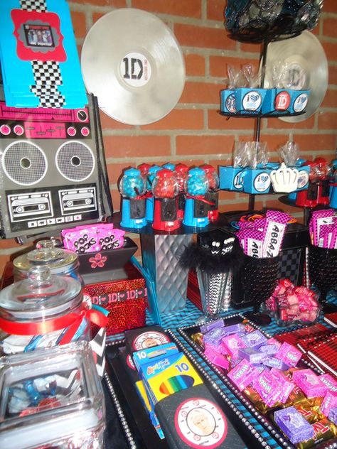 Photo 10 of 24: POP Music Group One Direction 1D / Birthday "1D One Direction Birthday" | Catch My Party One Direction Birthday Party, 1d Birthday, One Direction Party, One Direction Birthday, Hen Night Ideas, Birthday Party Table, 1000 Followers, Birthday Party Tables, Teen Party