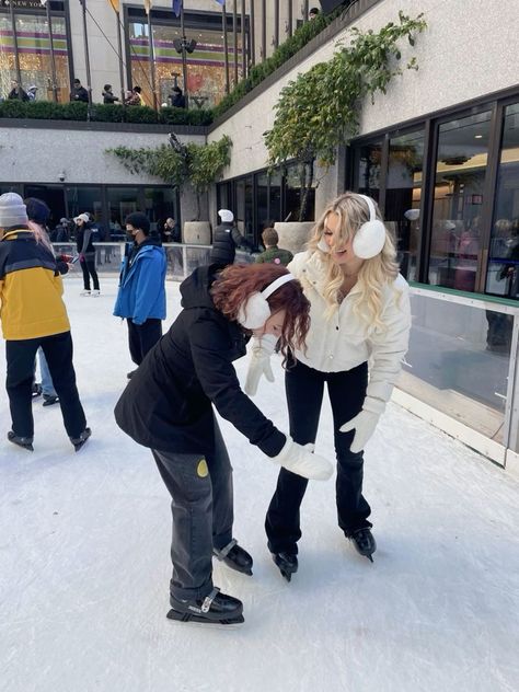 Skating With Friends Aesthetic, Ice Skating With Friends, Winter Aesthetic Christmas, Ice Skating Winter, Bday Fits, Skating Outfit, Ice Skating Outfit, Winter Photoshoot, Ice Skate