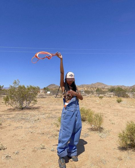 Hiking Outfit Summer Black Women, Summer Desert Outfits, Palm Springs Packing List, Desert Hiking Outfit, Desert Aesthetic Fashion, Joshua Tree Outfit Ideas, Black Mom Jeans Outfit, Desert Outfit Ideas, Egypt Outfits