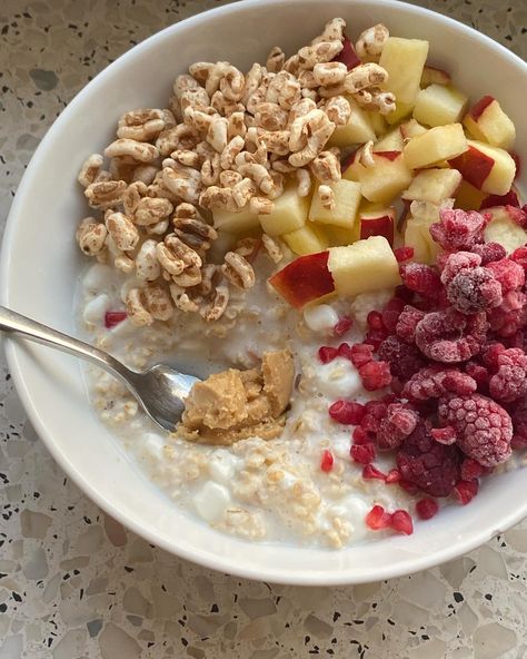 Owsianka proteinowa🍓🥜🍎 • • • • • #healthyfood#healthylifestyle#hormonalhealth#guthealth#foodinspo#healthybreakfast#breakfastidea Oatmeal With Fresh Fruit, Girl Breakfast, Fancy Foods, Fancy Breakfast, Fruit Diet, Acai Bowls, Healthy Food Inspiration, Healthy Food Dishes, Healthy Food Motivation