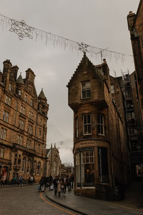 Edinburgh Aesthetic Dark Academia, Scotland In Autumn Aesthetic, Edinburgh Scotland Aesthetic Autumn, Edinburgh Scotland Autumn, Scotland Fall Aesthetic, Eidenburgh Scotland Aesthetic, Edinburgh Fall Aesthetic, Fall In Edinburgh, Autumn In Edinburgh