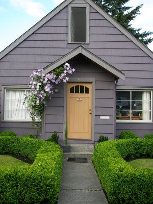 Love the colors! Small House Painting Ideas Exterior Colors, Lavender Clematis, Mos Architects, Lavender House, Beautiful Entrance, Purple House, House Colour, Green Apartment, Yellow Door