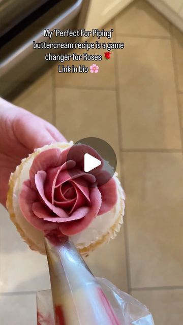 Buttercream Roses Tutorial, Buttercream Flowers Tutorial, Piping Buttercream, Frosting Flowers, Cupcake Videos, Cupcake Decorating Tips, Buttercream Roses, Buttercream Flower Cake, Buttercream Cupcakes