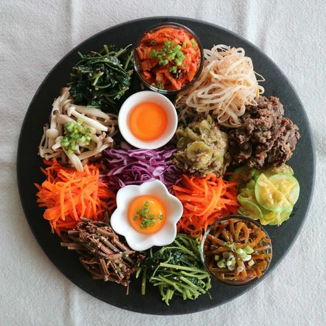 Korean Platter, Korean Food Platter, Korean Dinner Party Menu Ideas, Korea Food For Lunch, Korean Food Jajangmyeon, Korean Plates And Bowls, Korean Food, Food Ideas, Ethnic Recipes