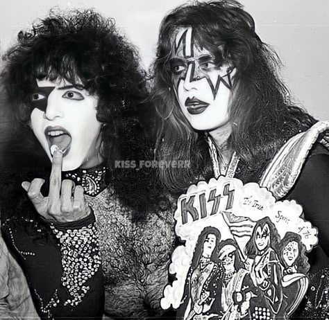 Ace Frehley And Paul Stanley, Kiss Meets The Phantom Of The Park, Paul Stanley And Ace Frehley, Ace Frehley 70s No Makeup, Kiss Icons, Paul Kiss, Banda Kiss, Space Ace, Glam Rock Bands