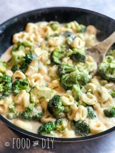 Broccoli Tortellini Alfredo. This dish is delicious and easy to prepare. It's also a hit with the entire family, even my meat loving husband. Tortellini With Broccoli Recipes, Tortellini And Broccoli, Tortellini With Broccoli, Broccoli Tortellini, Baked Tortellini Alfredo, Bread For Dinner, Alfredo With Broccoli, Vegetarian Alfredo, Baked Tortellini