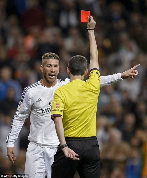 Red Card Football, Sergio Ramos Red Card, Ramos Red Card, Galactik Football, Real Madrid Captain, Cool Football Pictures, Barcelona Photos, Barcelona Pictures, Diego Simeone