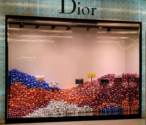 Dior Christmas Windows, Emporium Bangkok Dior Window Display, Dior Christmas, Window Display Ideas, Christmas Shop Window, Bubble Christmas, Dior Boutique, Decoration Vitrine, Christmas Windows, Store Window Display