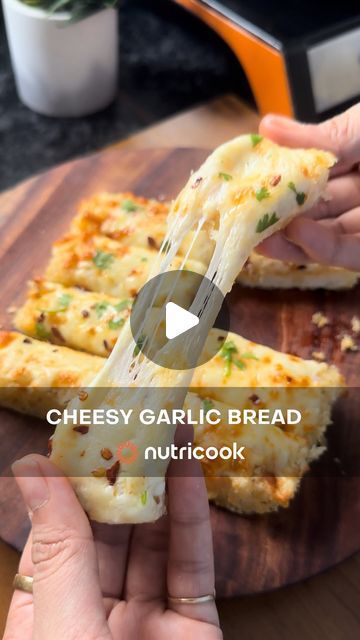 Cookies Recipes Indian, Chilli Oil, Garlic Cheese Bread, Garlic Bread Recipe, Cheesy Garlic Bread, Cheesy Bread, Cheesy Recipes, 7 Minutes, Chilli Flakes