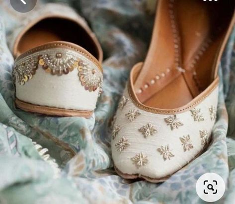 Jutis For Women, Khussa Designs, Pakistani Khussa, Pakistani Shoes, Medium Length Hairstyle, Indian Wedding Shoes, Haircuts For Ladies, Indian Shoes, Channel Ideas