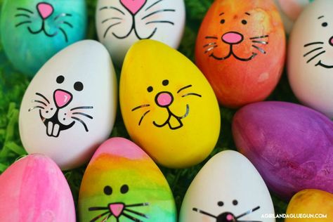 Bunny faces free cut file! - A girl and a glue gun Painted Easter Eggs, Diy Easter Eggs, Crafts Easter, Easter Cake, Easter Egg Designs, Easter Egg Crafts, Easter Egg Painting, Easter Eggs Diy, Eggs Easter