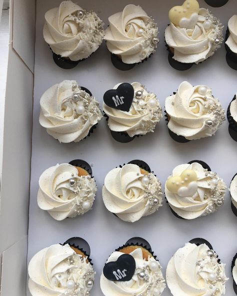 24 mini vanilla bean cupcakes going out for a wedding event today ! #vanilla #vanillacupcakes #vanillabean #buttercream #piping… | Instagram Cupcake Wedding Ideas, Wedding Theme Cupcakes, Elegant Wedding Cake With Cupcakes, Cupcake Cakes Wedding, Cute Wedding Cupcakes, Fancy Vanilla Cupcakes, Fancy Wedding Cupcakes, Black And White Cupcakes Wedding, White Wedding Cupcakes Ideas