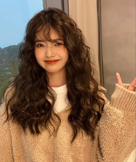 Fluffy Curly Hair With Bangs, Layers With Wavy Curly Hair, Korean Curly Bangs, Curly Hair With Bangs Asian, Cute Frizzy Hair, Korean Setting Perm, Soft Wavy Perm, Hippie Perm Korean, Round Face Perm