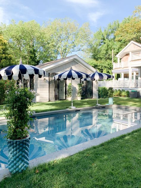 Look at this amazing outdoor space! It makes me want to lay out by the pool all day! Hampton Backyard, Hamptons Style Pool, Hamptons Backyard, Hampton Pool, Hamptons Pool, Outdoor Pool Decor, Baja Shelf, Sunken Hot Tub, Living Pool