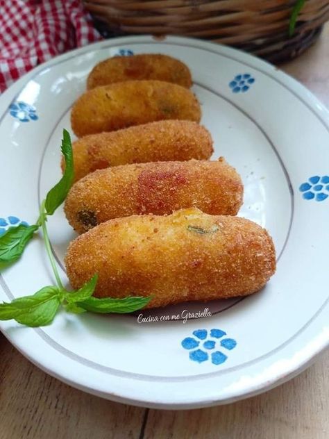 Easy Bread Rolls, Easy Bread Roll Recipe, Water Bread, Potato Rolls Recipe, Bread Crumbs Recipe, Potato Cutlets, Bread Rolls Recipe, Jeera Rice, Cutlets Recipes