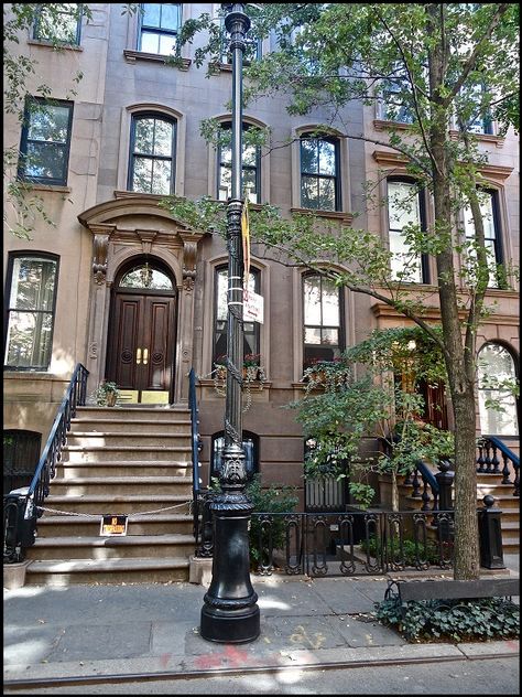 Carrie Bradshaw's apartment <3 Carrie Bradshaw Apartment, Greenwich Village Nyc, West Village Townhouse, New York Townhouse, West Village Nyc, Nyc Neighborhoods, Voyage New York, New York Architecture, Architecture Model Making