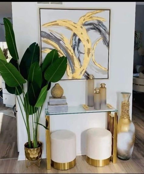 Elegant Entryway Decor, Gold Living Room Decor, Princess Palace, Interior Design Per La Casa, Apartment Makeover, Gold Living Room, Glam Living Room, Foyer Decor, Gold Home Decor