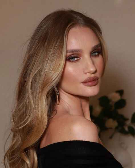 Rosie Huntington-Whiteley Rosie Huntington Hair, Rosie Huntington Whiteley Makeup, Rosie Huntington Whiteley Hair, Rose Huntington, Brown Eyes Blonde Hair, Rosie Huntington, Honey Blonde Hair, Honey Hair, Blow Out