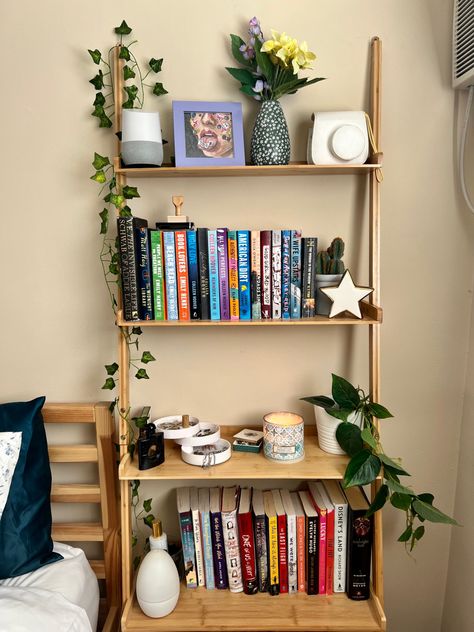 Bookshelf Wooden Simple, Wood Bookshelves Bedroom, Hippy Bookshelf, Simple Wood Bookshelf, Bookshelf As Bedside Table, Studio Apartment Bookshelf, Rent Friendly Bookshelves, Bookshelf For Small Room, Elevated Bookshelf