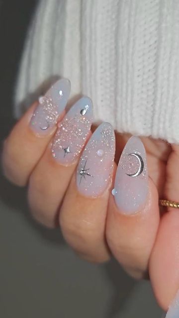 Daily Charme Official on Instagram: "The dreamiest Charme Box Nail Tutorial ever 🩵✨ created by @_dreamynails1_  You can create this celestial design and so much more with the May 2024 Charme Box. Get yours today! 🥰  Using @daily_charme: • G10 Unicorn - 𝙚𝙭𝙘𝙡𝙪𝙨𝙞𝙫𝙚 𝘵𝘰 𝘵𝘩𝘦 𝘔𝘢𝘺 𝘊𝘩𝘢𝘳𝘮𝘦 𝘉𝘰𝘹 • S08 Rainbow Dash - 𝘢𝘷𝘢𝘪𝘭𝘢𝘣𝘭𝘦 𝘯𝘰𝘸 • Celestial Zodiac Sticker - 𝘢𝘷𝘢𝘪𝘭𝘢𝘣𝘭𝘦 𝘯𝘰𝘸  #sparklynails #dreamynails #nails #glitternails #nails2024 #nailsartvideos #nailart #insponails #bluenails #almondnails #summernails #summernails2024 #celestialnails #nailsdesign #dailycharme #holonails #nailtutorials" White And Gold Celestial Nails, Wedding Nails Celestial, Moon Cut Nails, Pastel Celestial Nails, Celestial Almond Nails, Celestial Wedding Nails, Nail Designs Celestial, Sailor Mars Nails, Celestial Nails Short