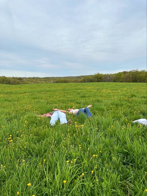 Flower Field With Friends, Laying In Field Of Flowers, Laying In Grass Aesthetic, Laying In The Grass Aesthetic, Field Photoshoot Friends, Bee Photoshoot, Grass Field Photoshoot, Laying In Flowers, Playing Aesthetic